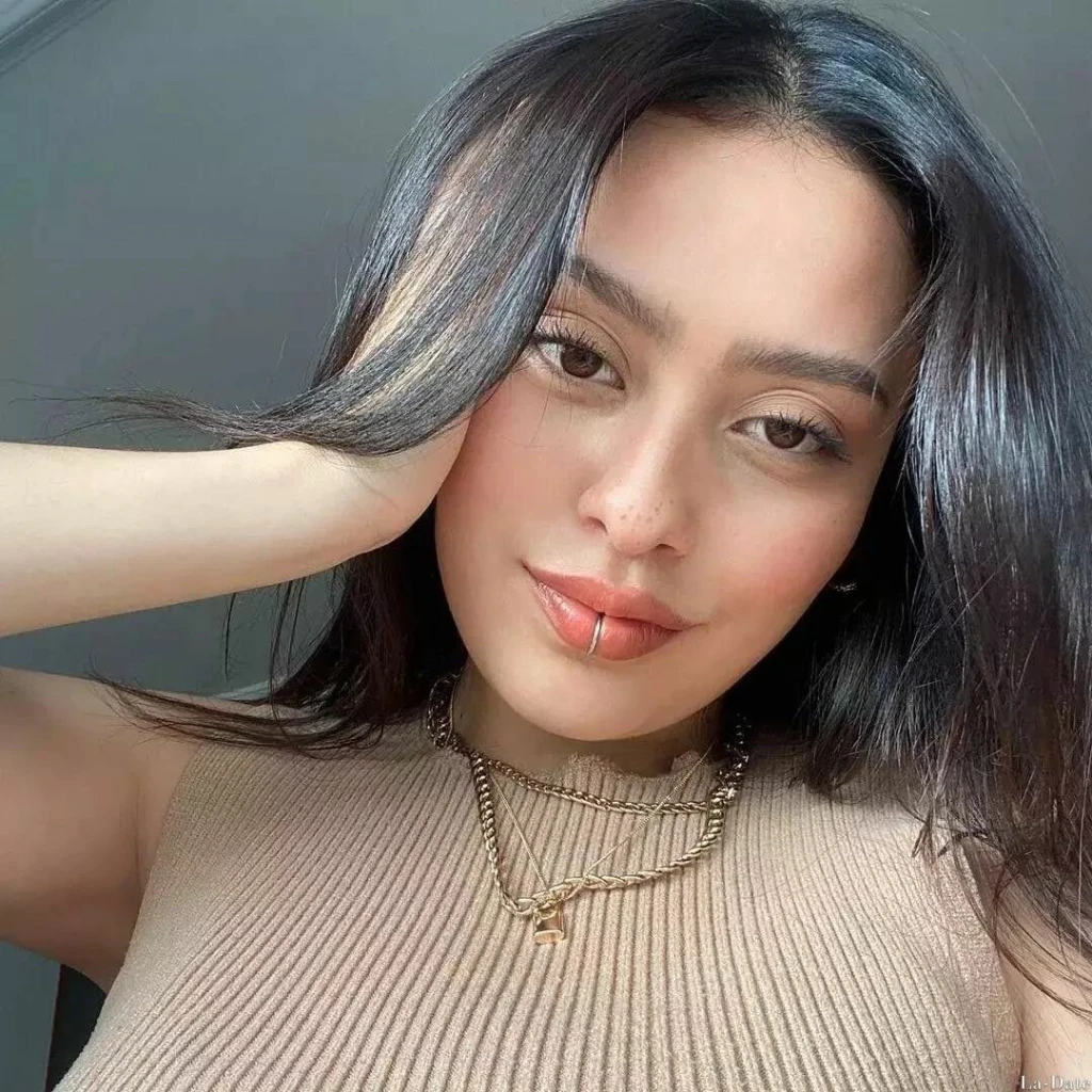 Laura Profile image 1