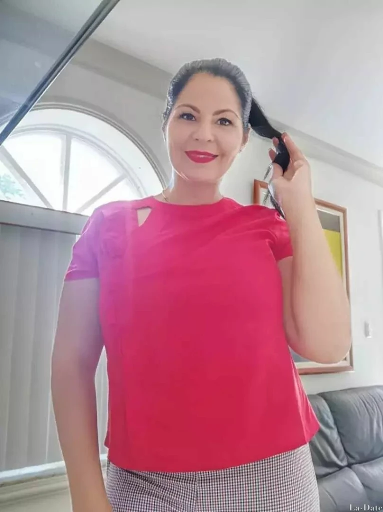 Alejandra Profile image 4