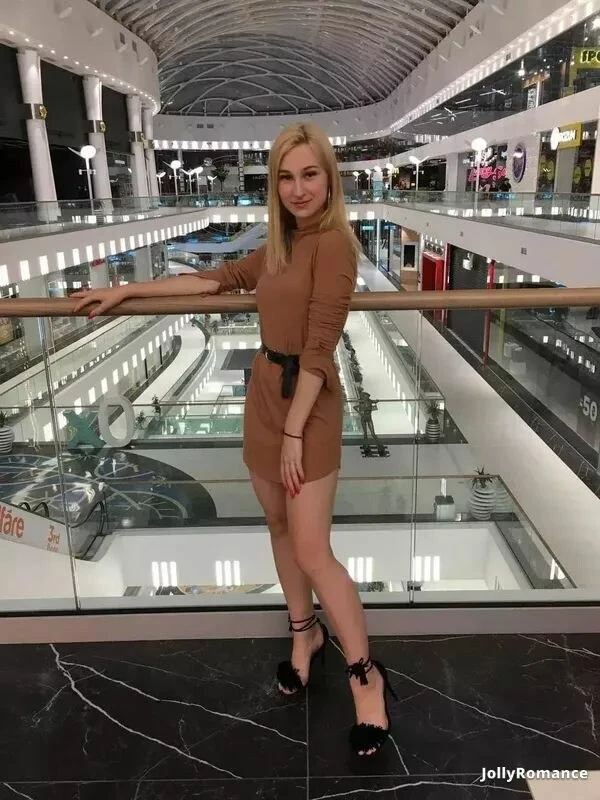 Elena Profile image 2