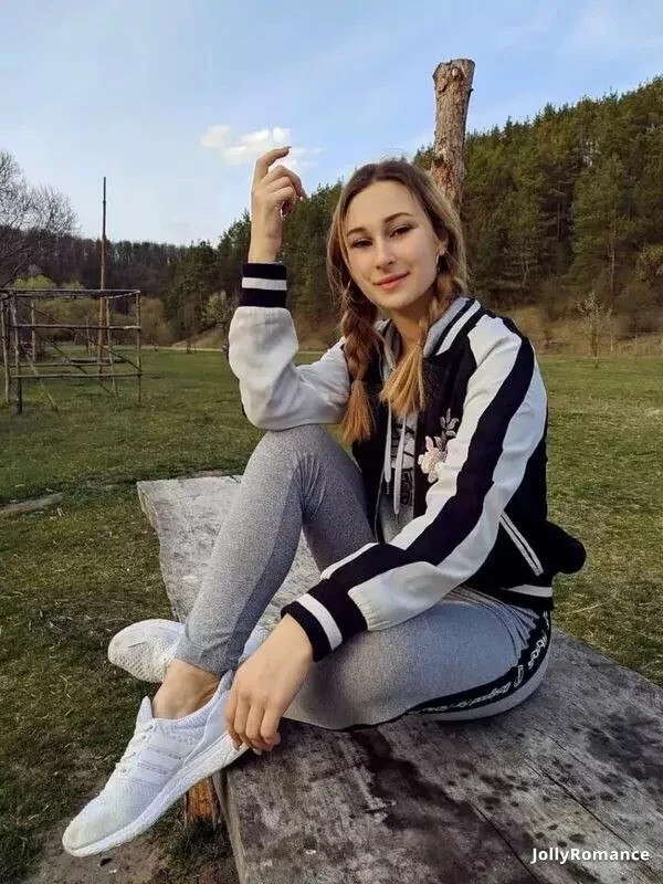 Elena Profile image 3