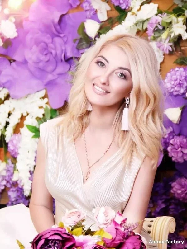 Elena Profile image 2