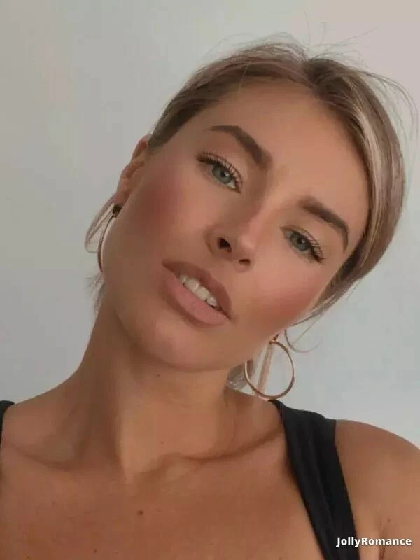 Anna Profile image 4