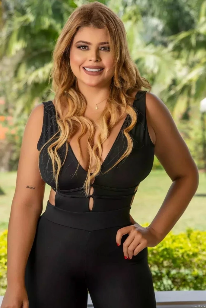 Paola Profile image 4